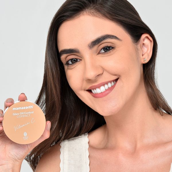 Mamaearth Glow Oil Control Compact/02 Creme Glow, 9 GM